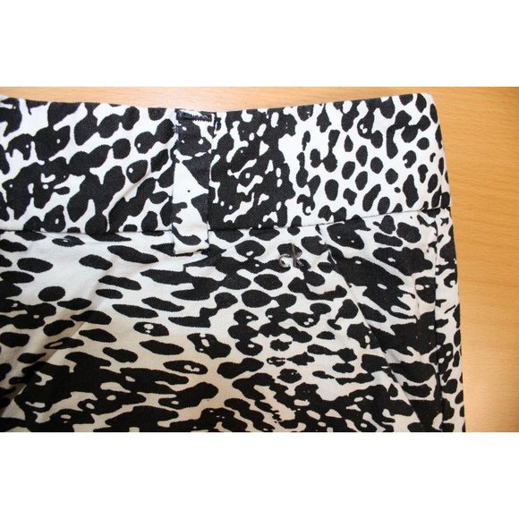 Women Calvin Klein Stretch Snake Skin Pattern High Rise Shorts Sz 10 Black White - Picture 2 of 8